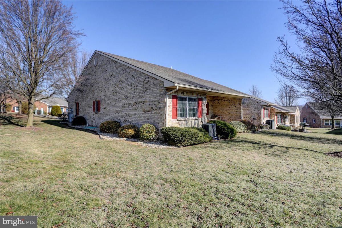 SUMMERLAND MANOR - Residential