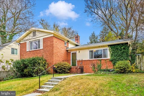 Photo of 3906 Montrose Driveway, CHEVY CHASE, MD 20815 (MLS # MDMC2208012)