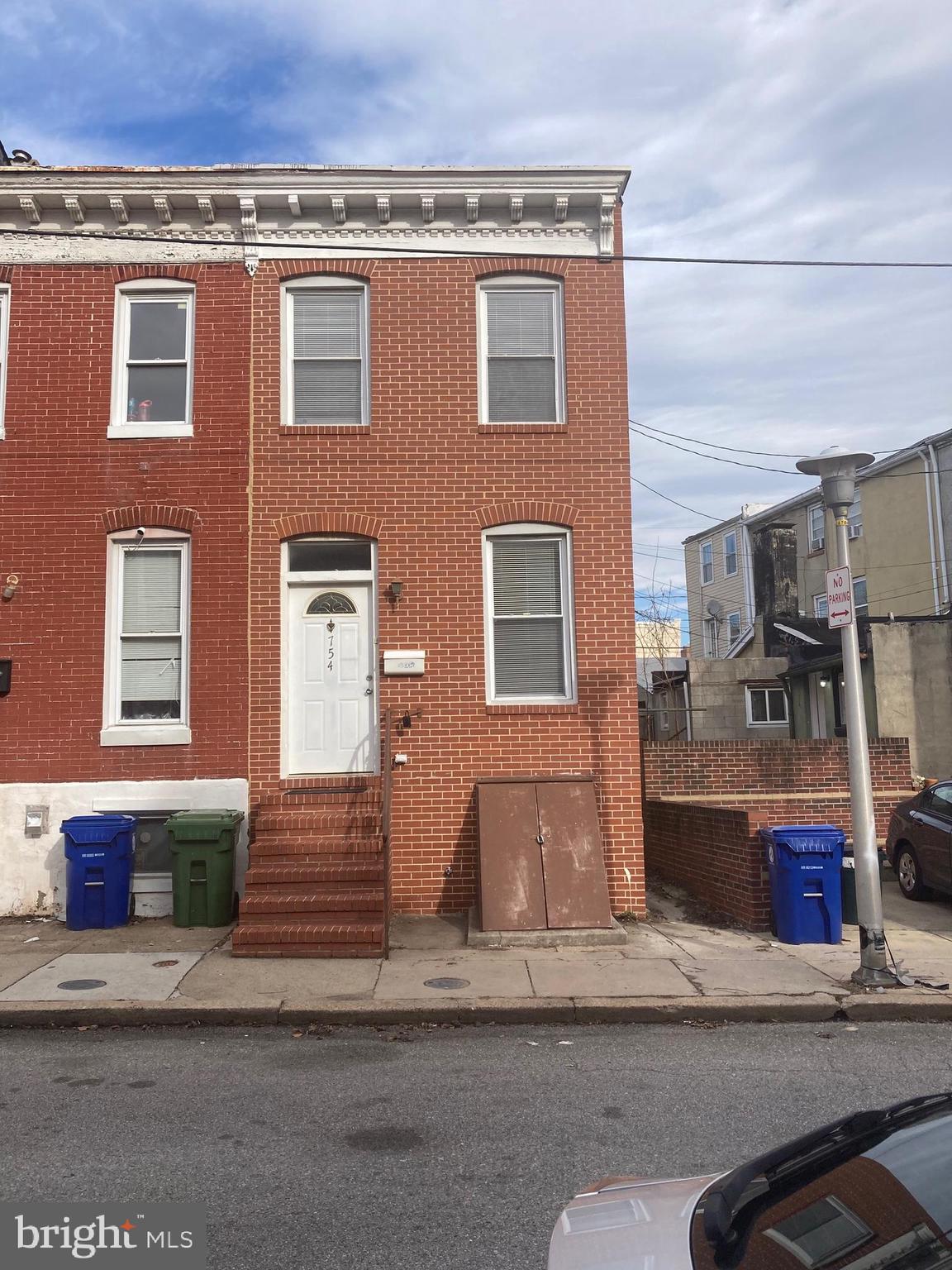 Available now. 2 bedroom 1.5 bath end unit rowhouse with nice backyard. Walking distance to UMAB, University MD Medical Center, Camden Yards, Inner Harbor, Light Rail / Marc Train and M&T Bank Stadium. Hardwood floors, stainless steal appliances, washer / dryer.