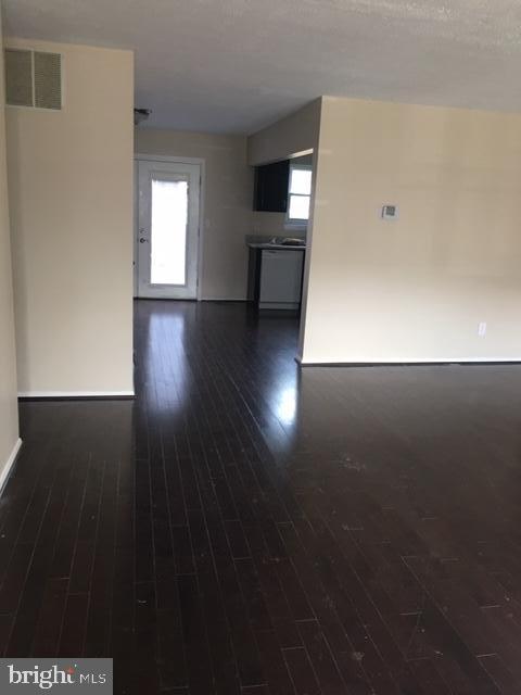 SEVEN COURTS - Residential Lease