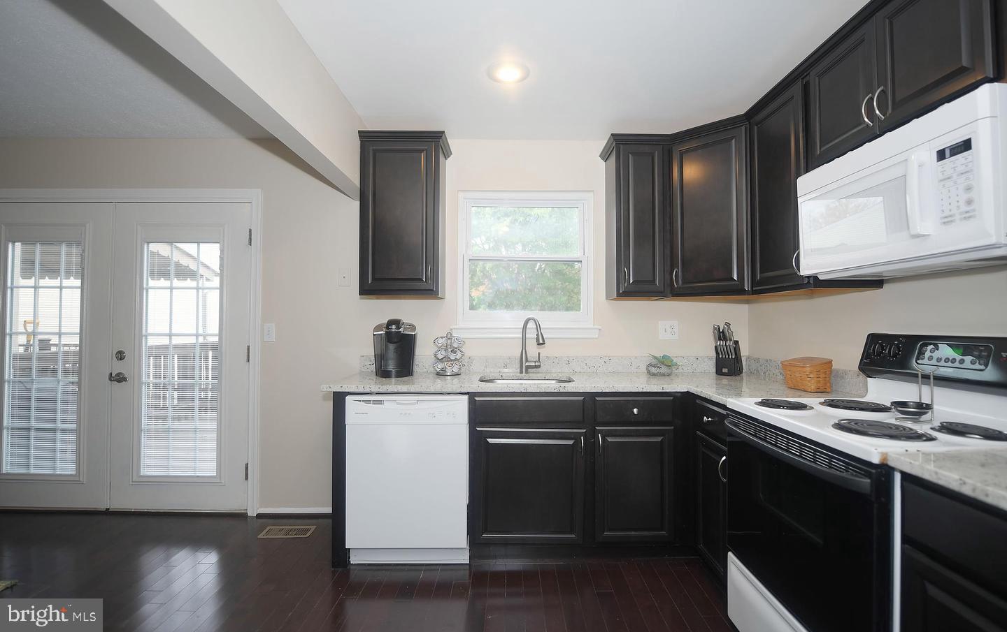 SEVEN COURTS - Residential Lease