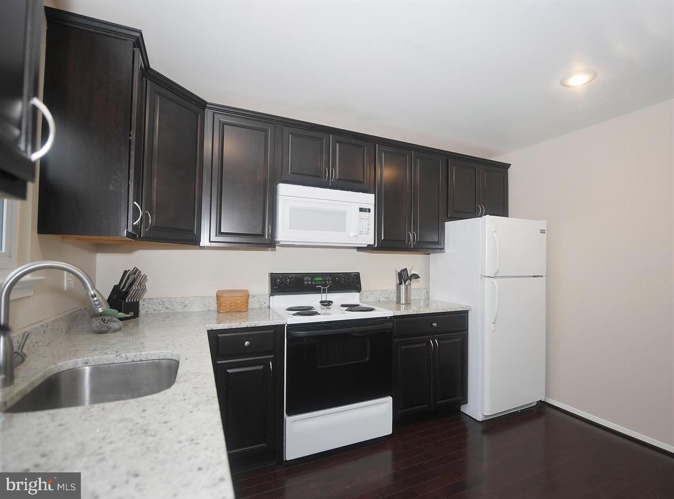 SEVEN COURTS - Residential Lease