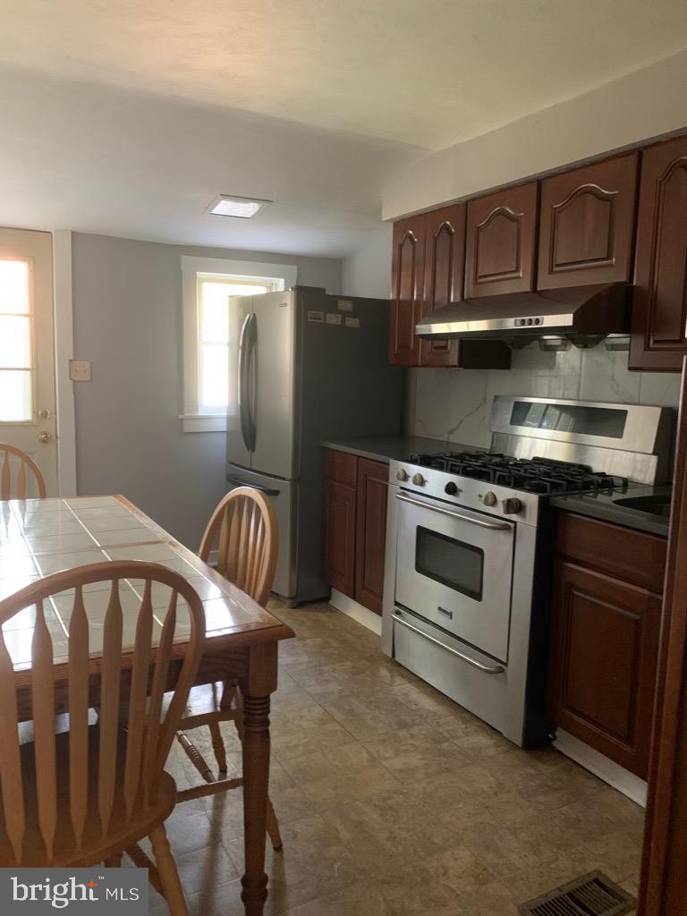 Welcome to this beautiful 3 bedroom and 1 full bathroom. Property close to school, bankers, restaurants, bus stop. Drive to highway 1 minute. This property has been magnificently rehabbed one years ago. Tenant occupied, need 24 hours notice. Make your appointment today!