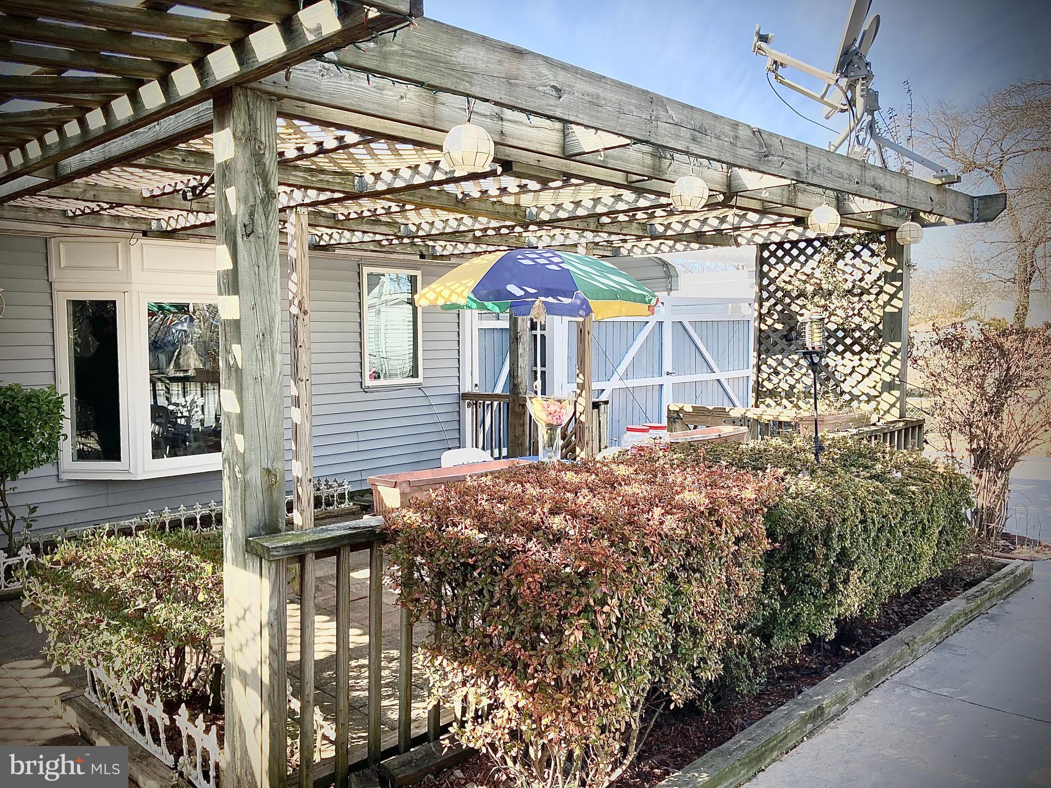 SOUTH LAWN - Residential