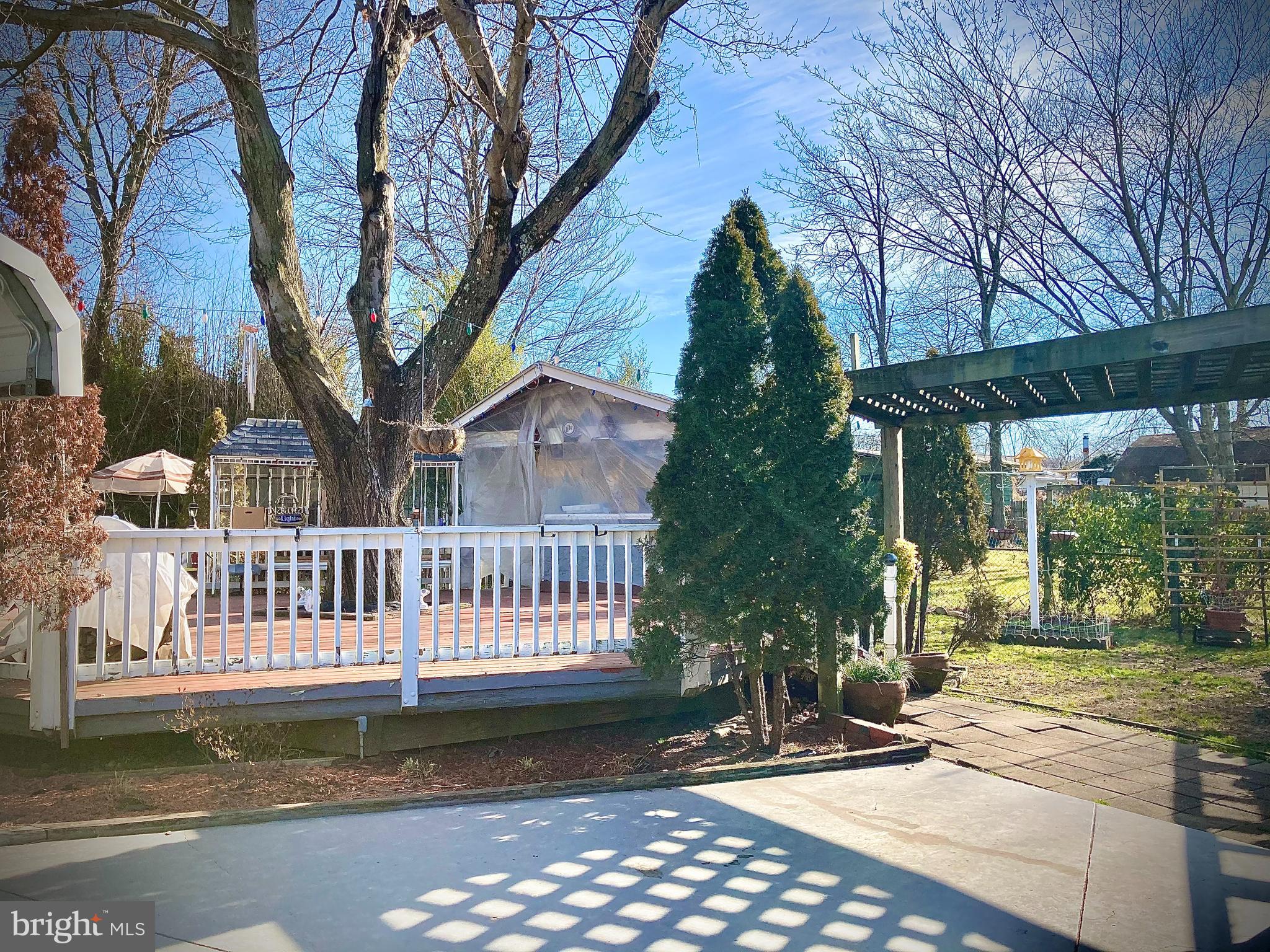 SOUTH LAWN - Residential