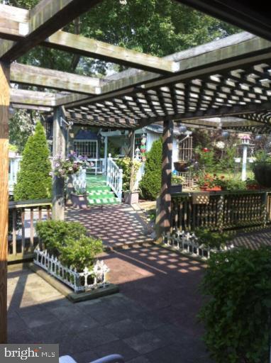 SOUTH LAWN - Residential