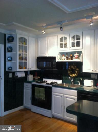 SOUTH LAWN - Residential