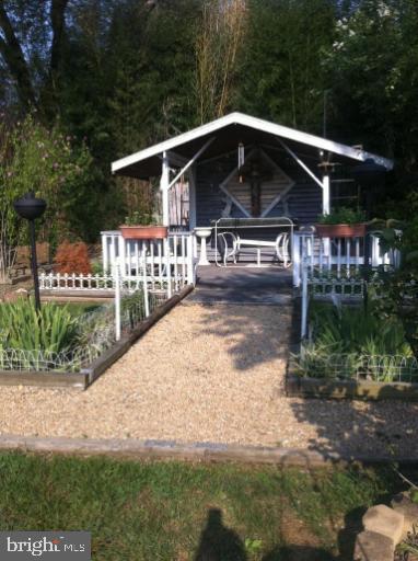 SOUTH LAWN - Residential