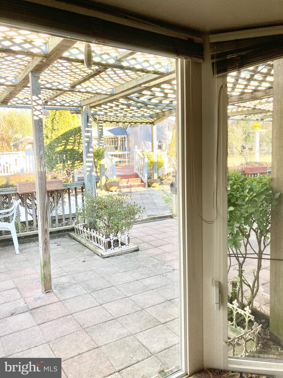 SOUTH LAWN - Residential