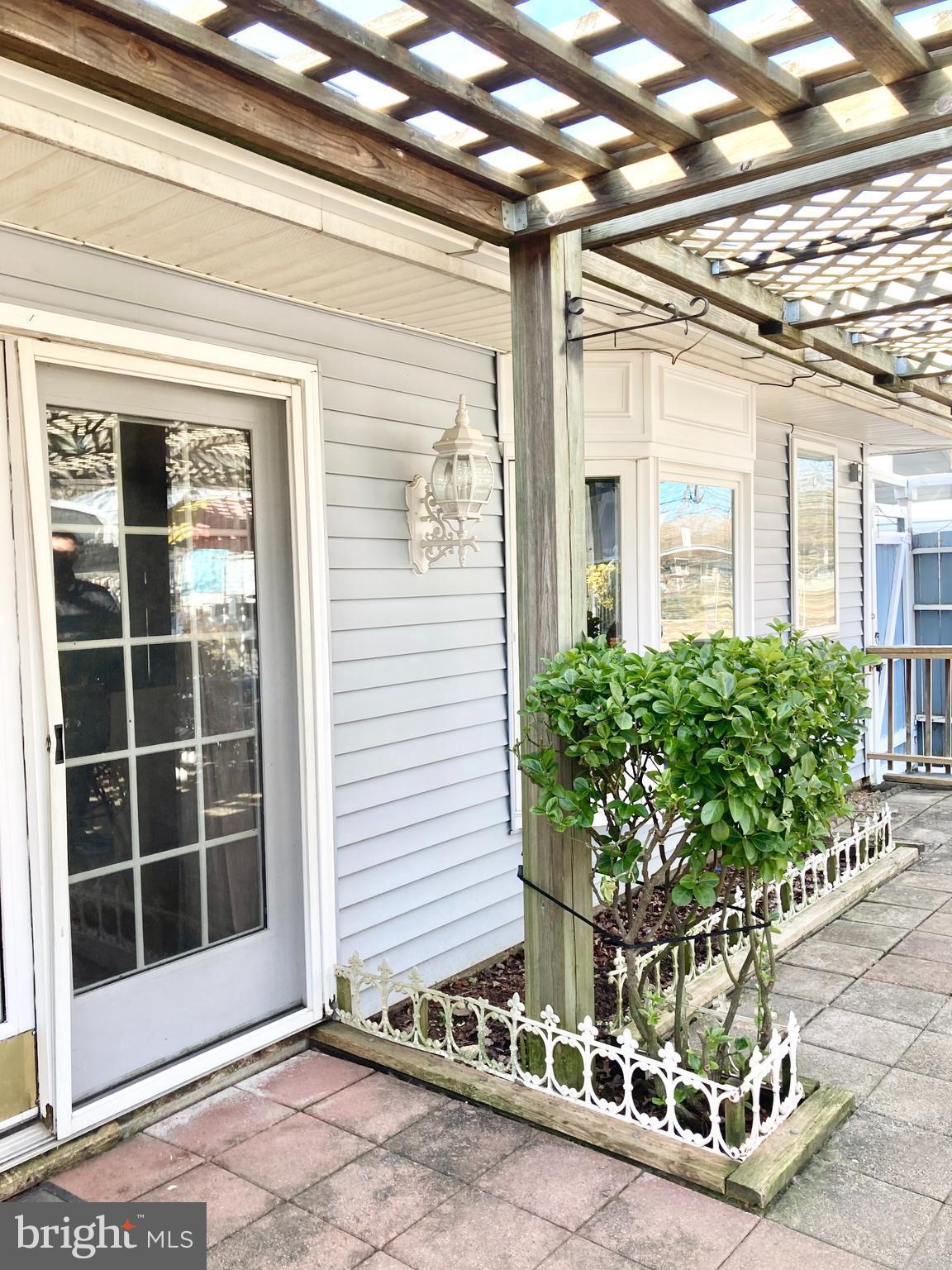 SOUTH LAWN - Residential