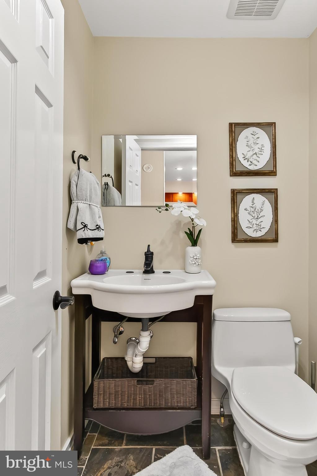 KNOLLS AT MIDDLE RUN - Residential