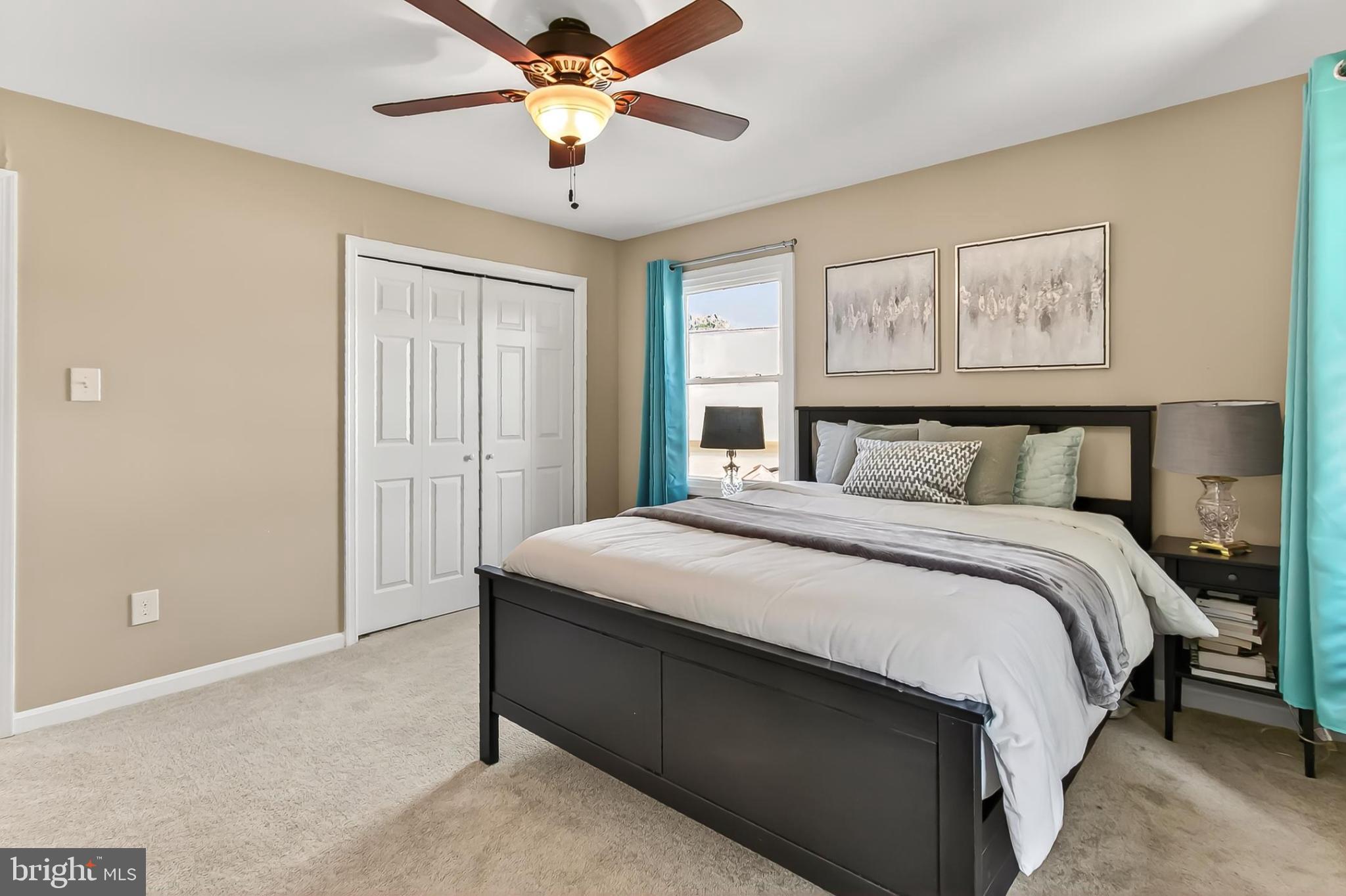 KNOLLS AT MIDDLE RUN - Residential