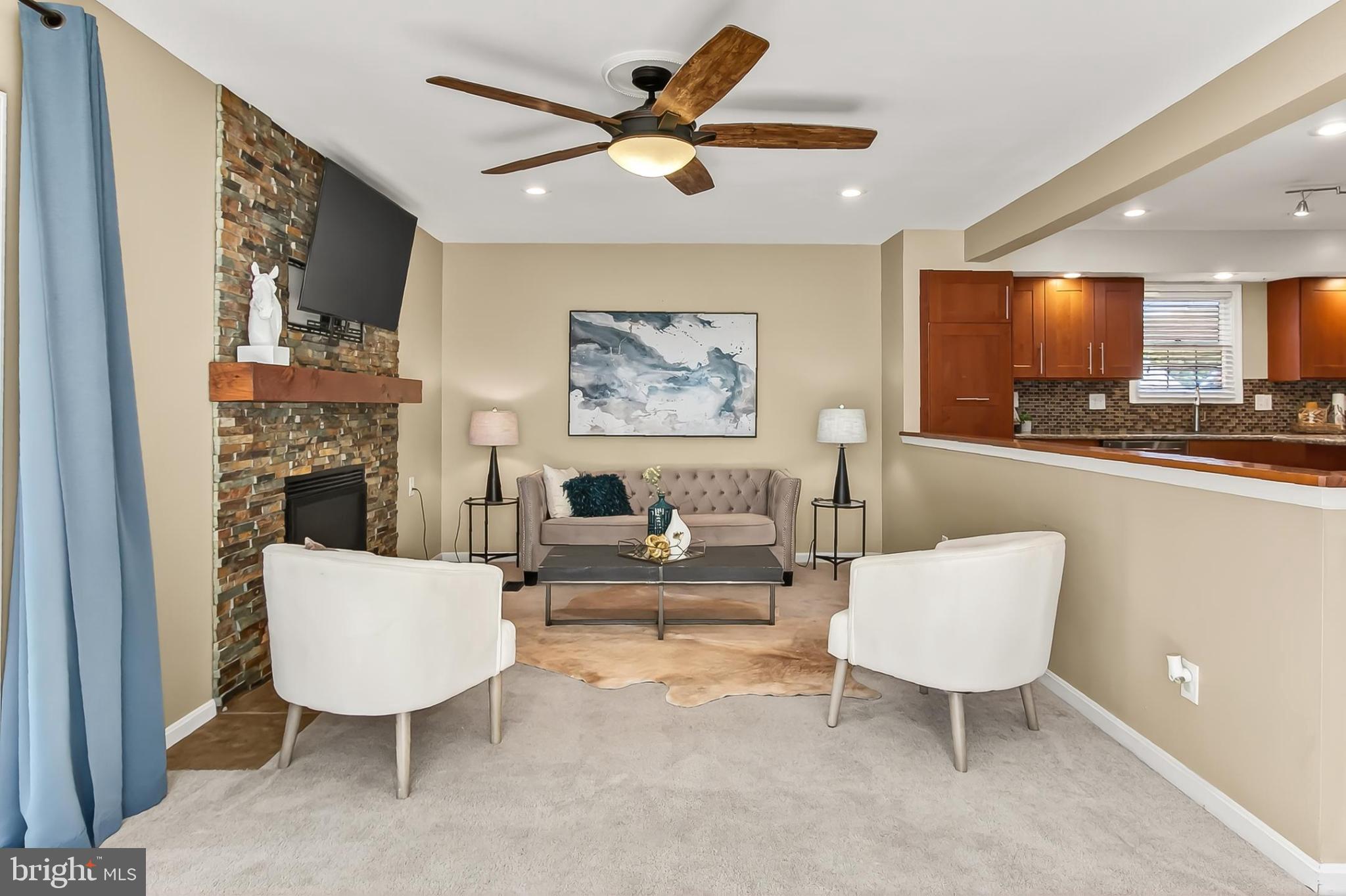 KNOLLS AT MIDDLE RUN - Residential