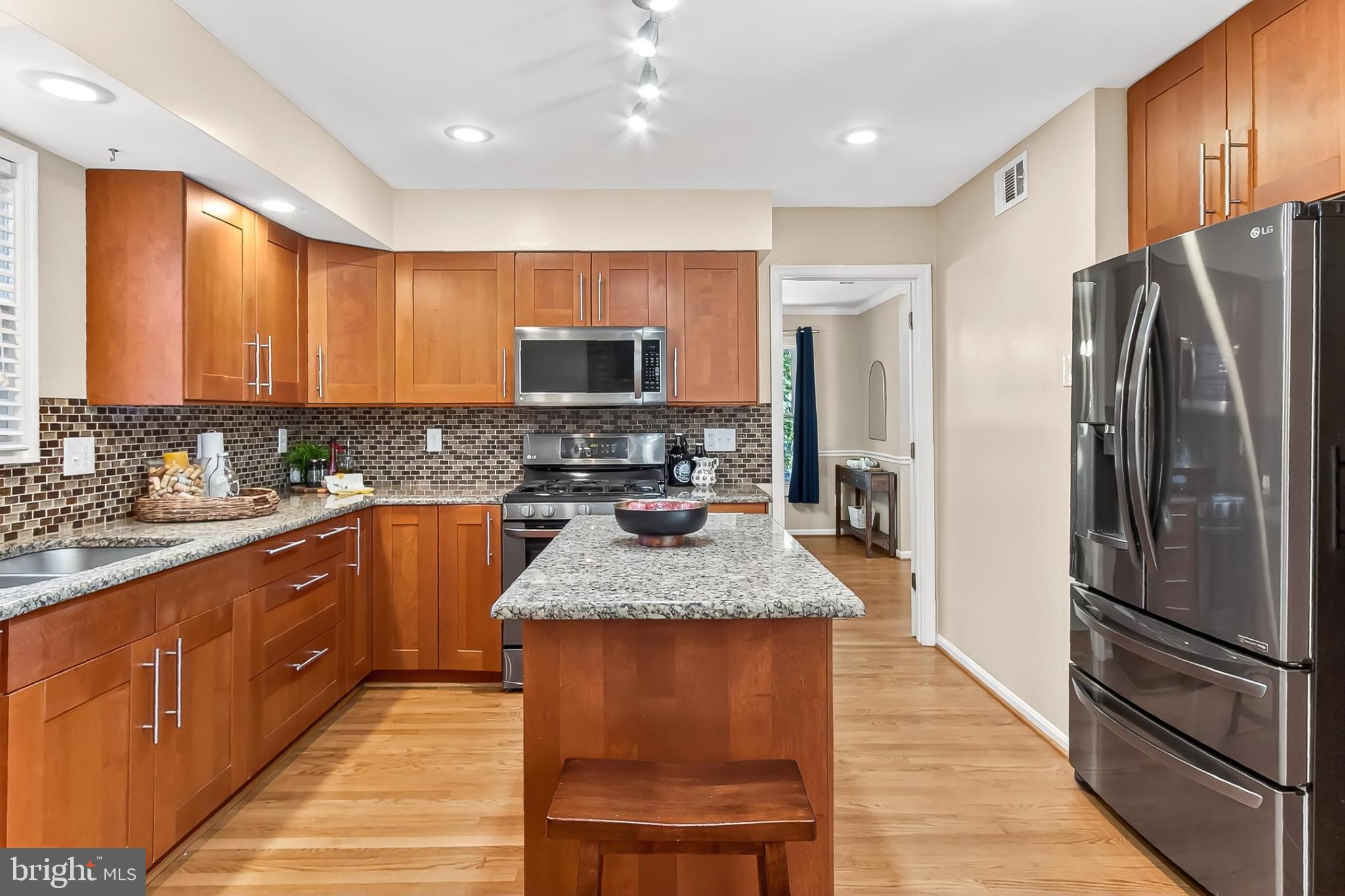 KNOLLS AT MIDDLE RUN - Residential