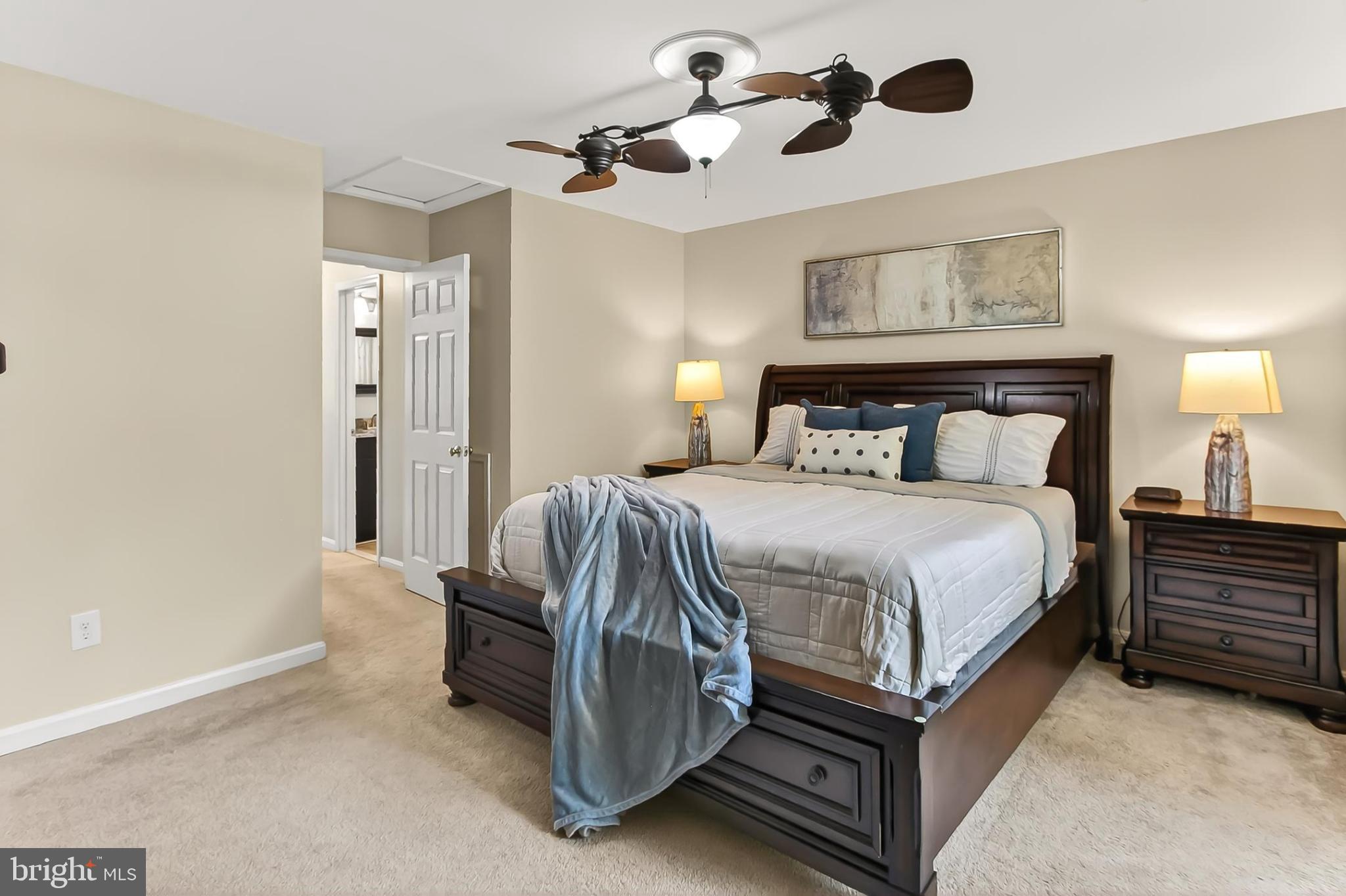 KNOLLS AT MIDDLE RUN - Residential