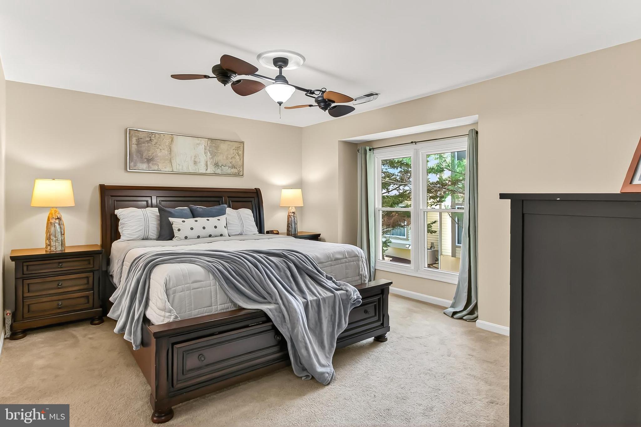 KNOLLS AT MIDDLE RUN - Residential