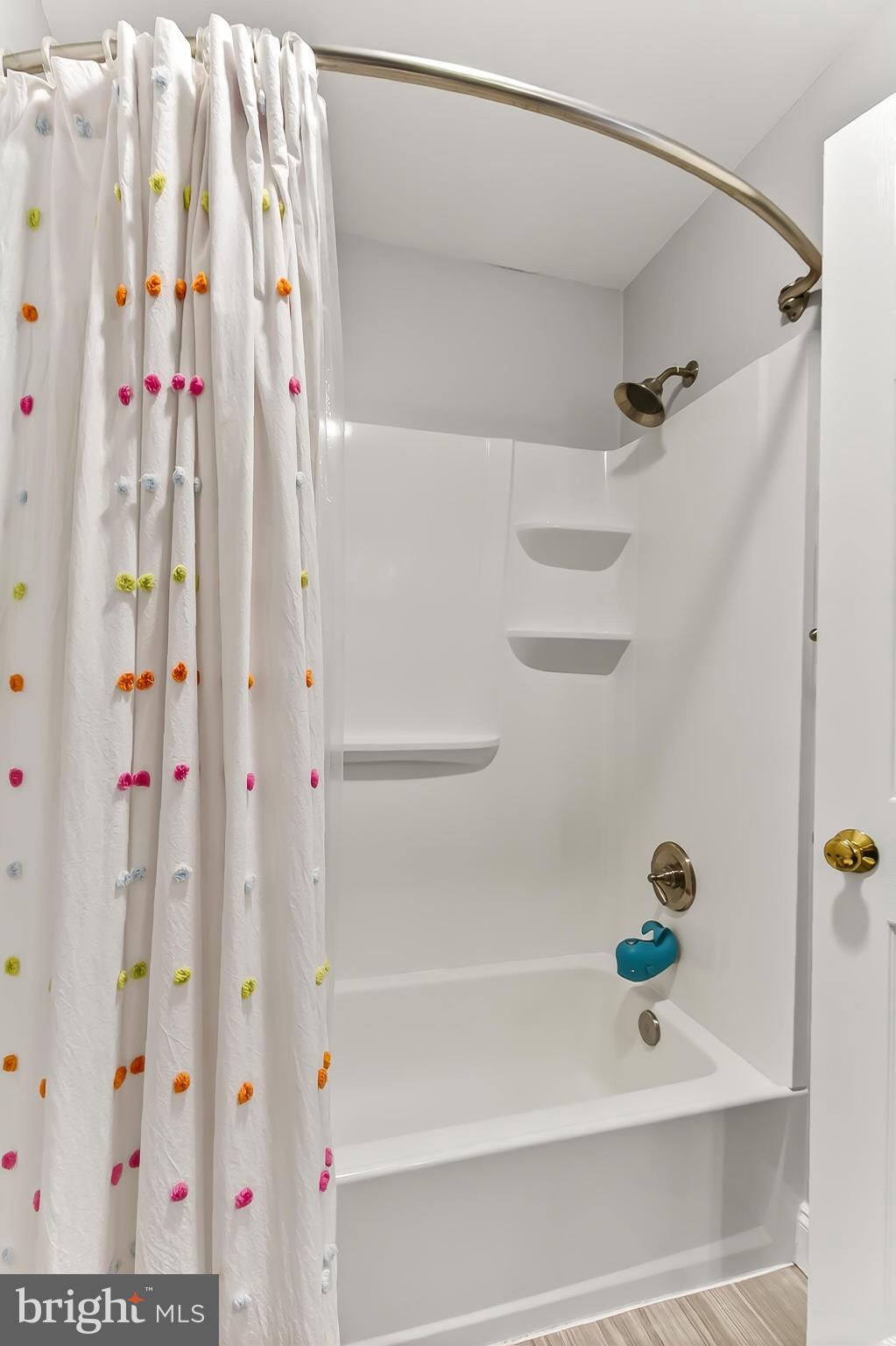 KNOLLS AT MIDDLE RUN - Residential