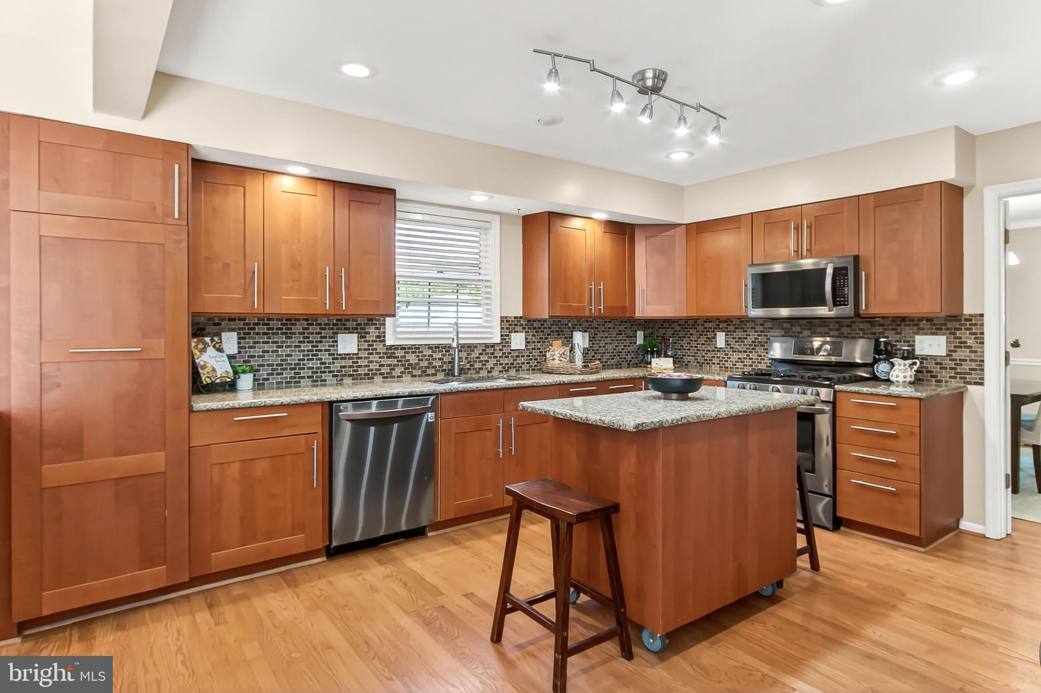 KNOLLS AT MIDDLE RUN - Residential