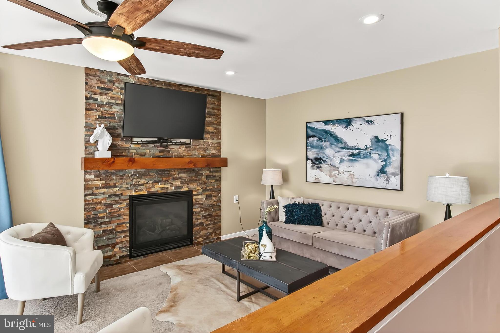 KNOLLS AT MIDDLE RUN - Residential