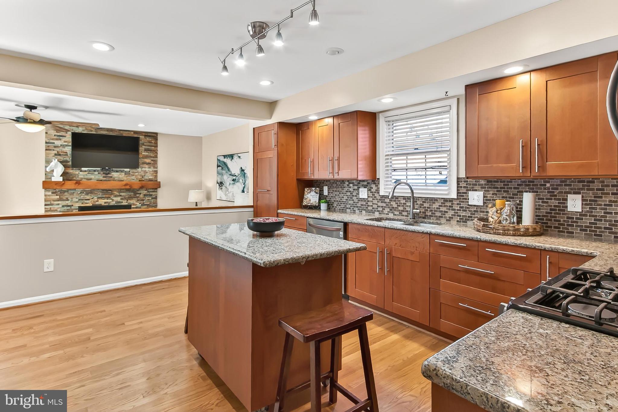 KNOLLS AT MIDDLE RUN - Residential