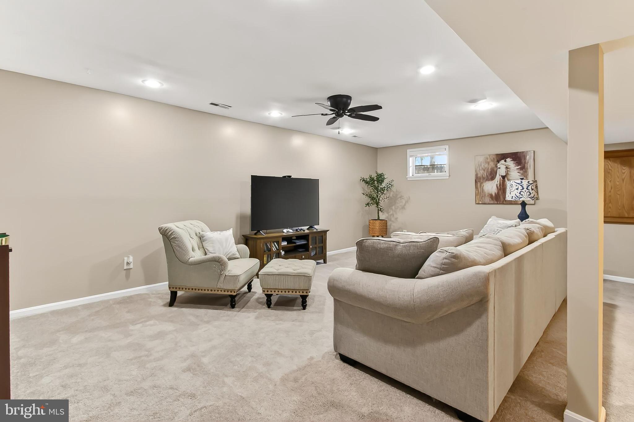 KNOLLS AT MIDDLE RUN - Residential