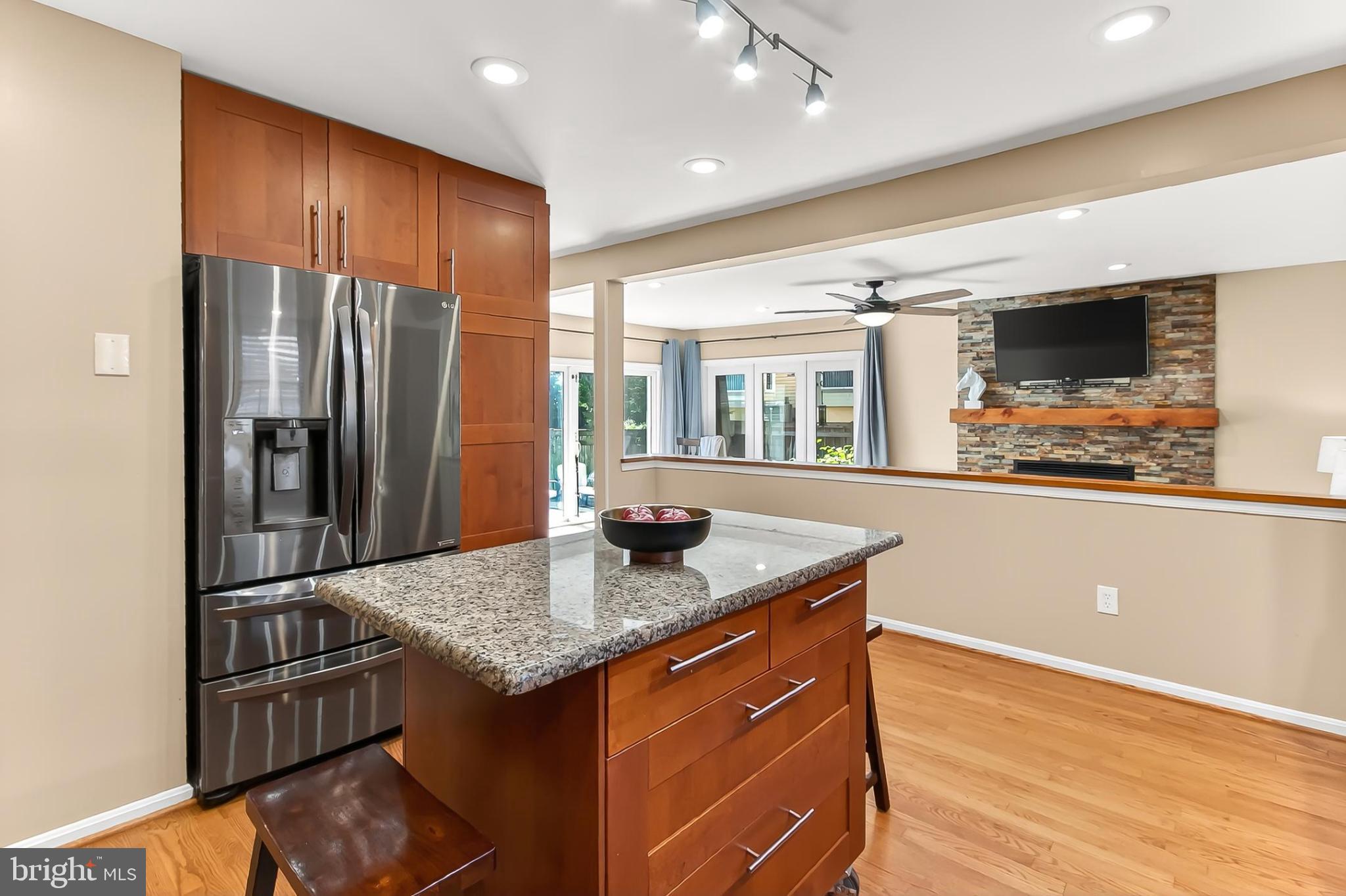 KNOLLS AT MIDDLE RUN - Residential