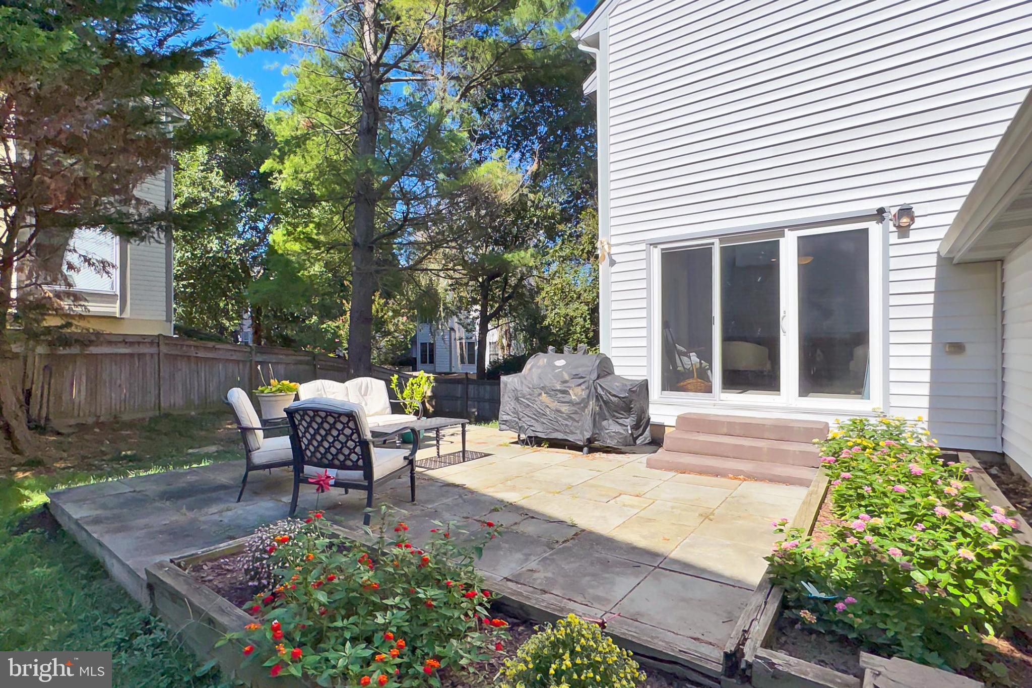 KNOLLS AT MIDDLE RUN - Residential