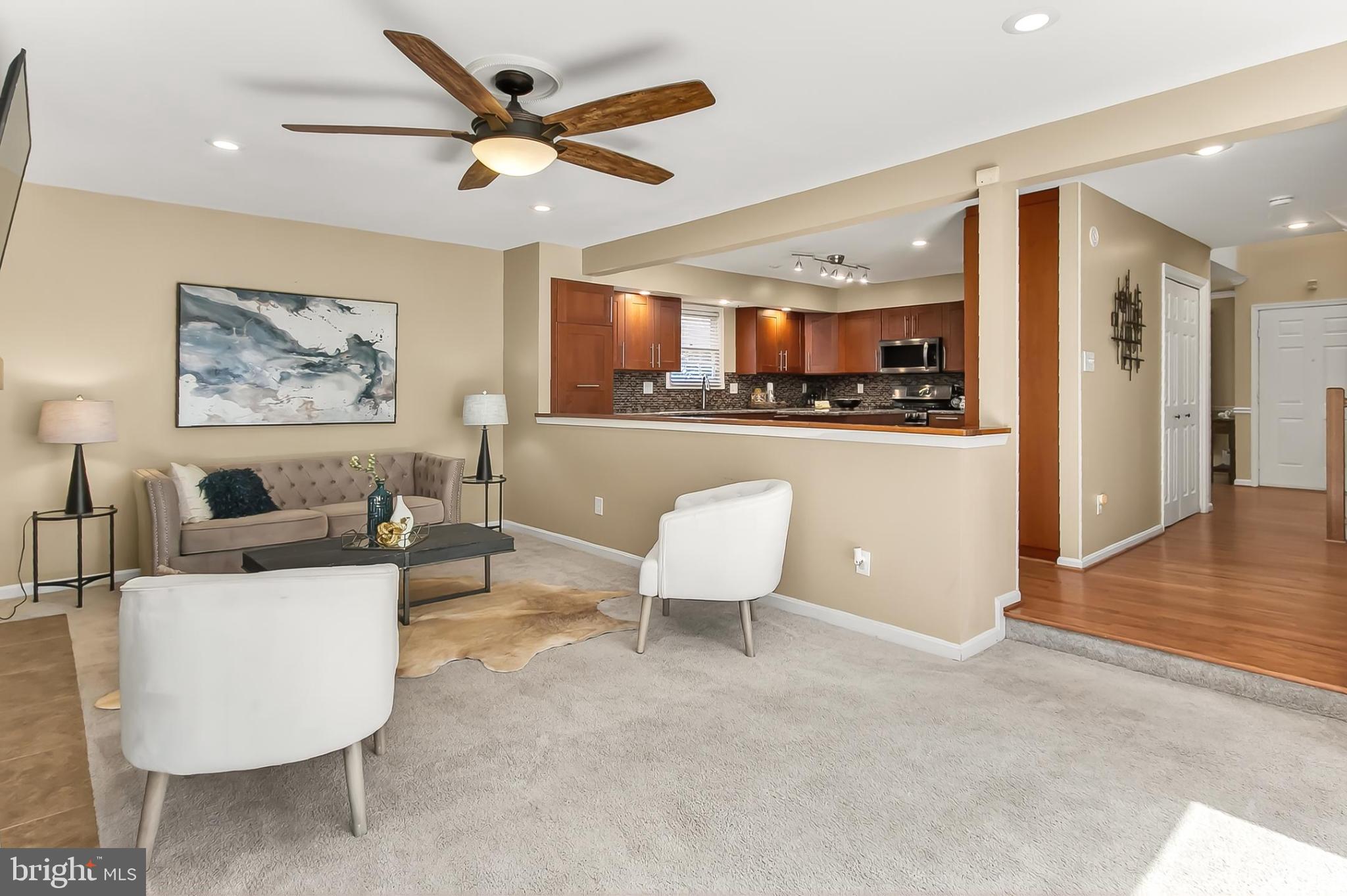 KNOLLS AT MIDDLE RUN - Residential