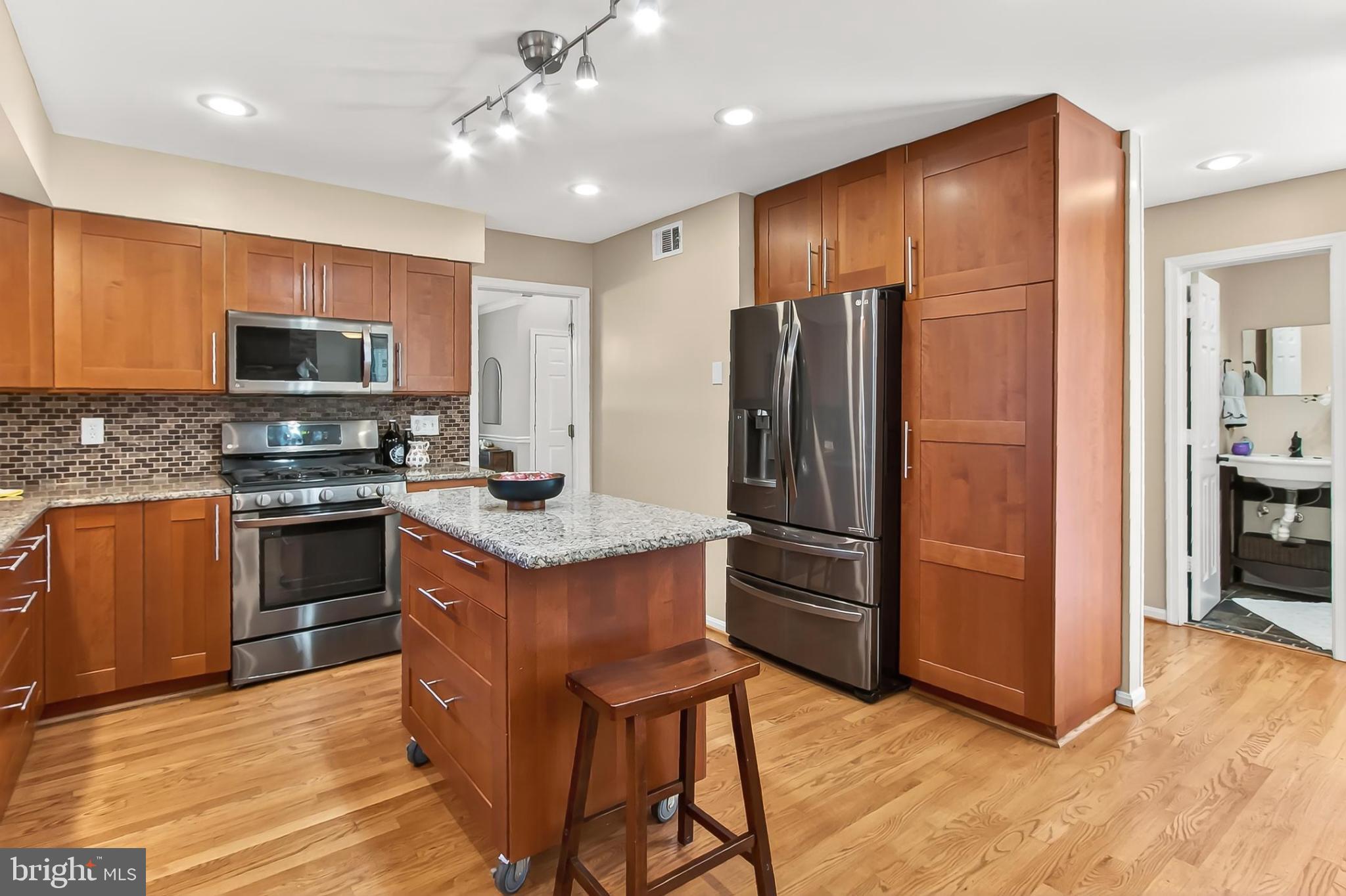 KNOLLS AT MIDDLE RUN - Residential