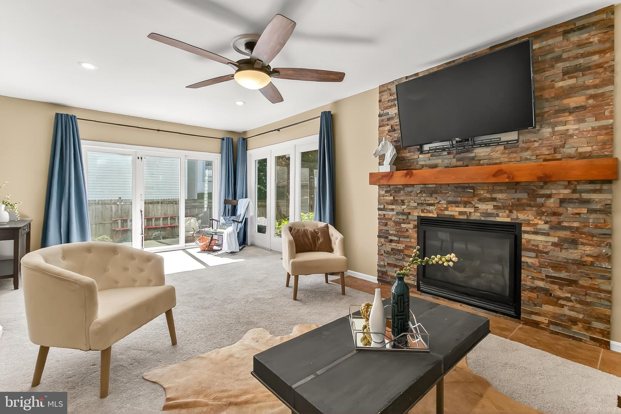 KNOLLS AT MIDDLE RUN - Residential