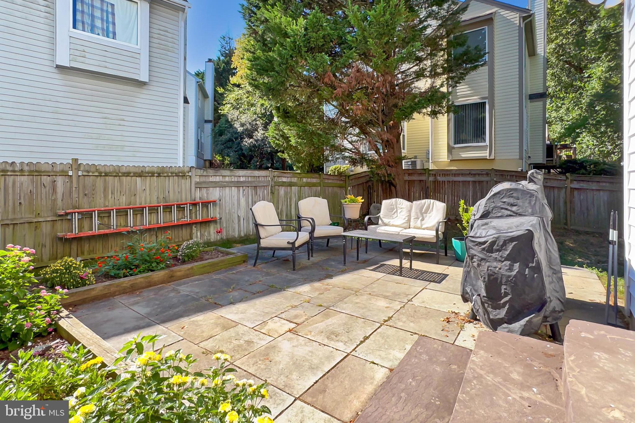 KNOLLS AT MIDDLE RUN - Residential