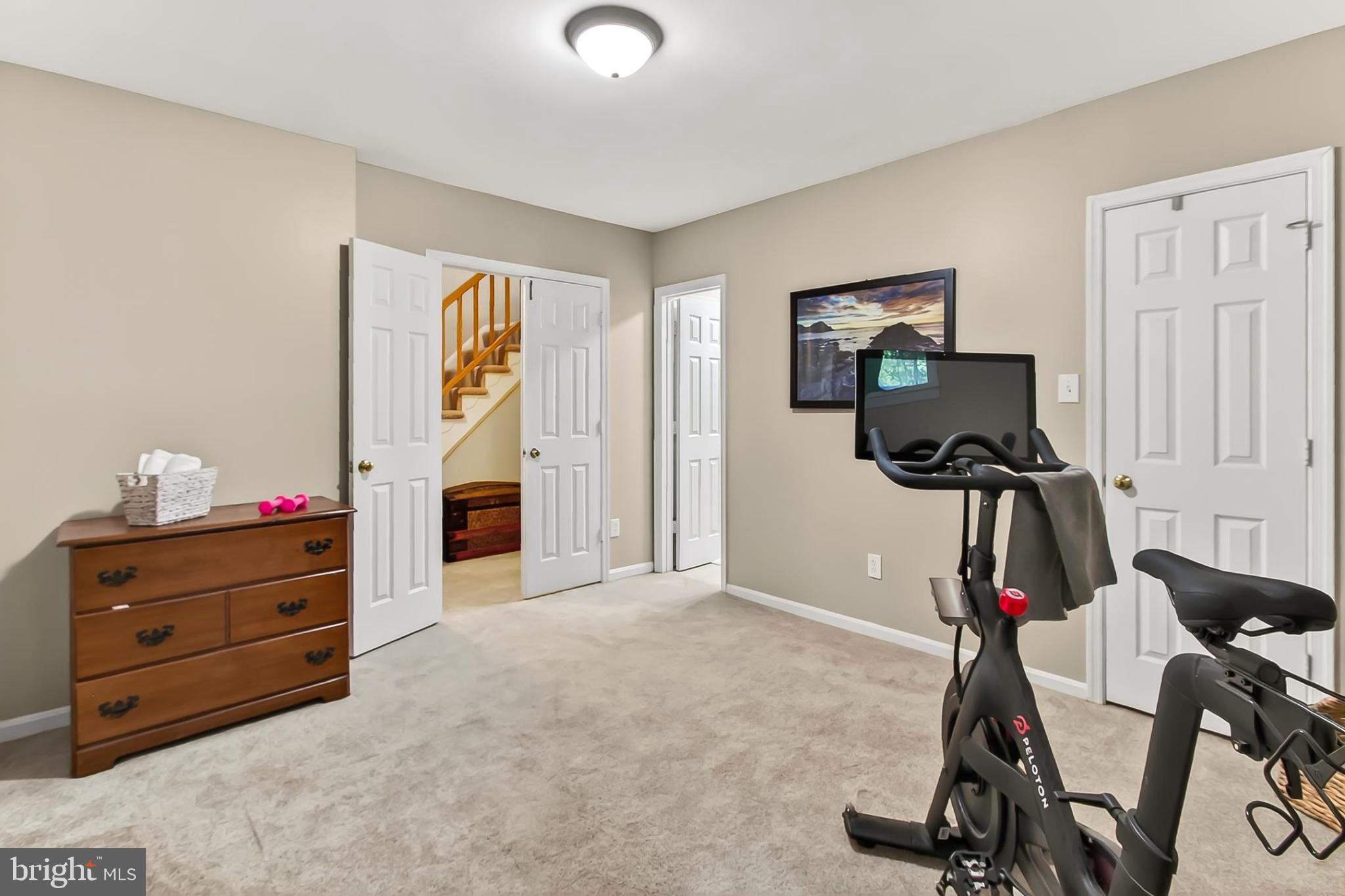 KNOLLS AT MIDDLE RUN - Residential