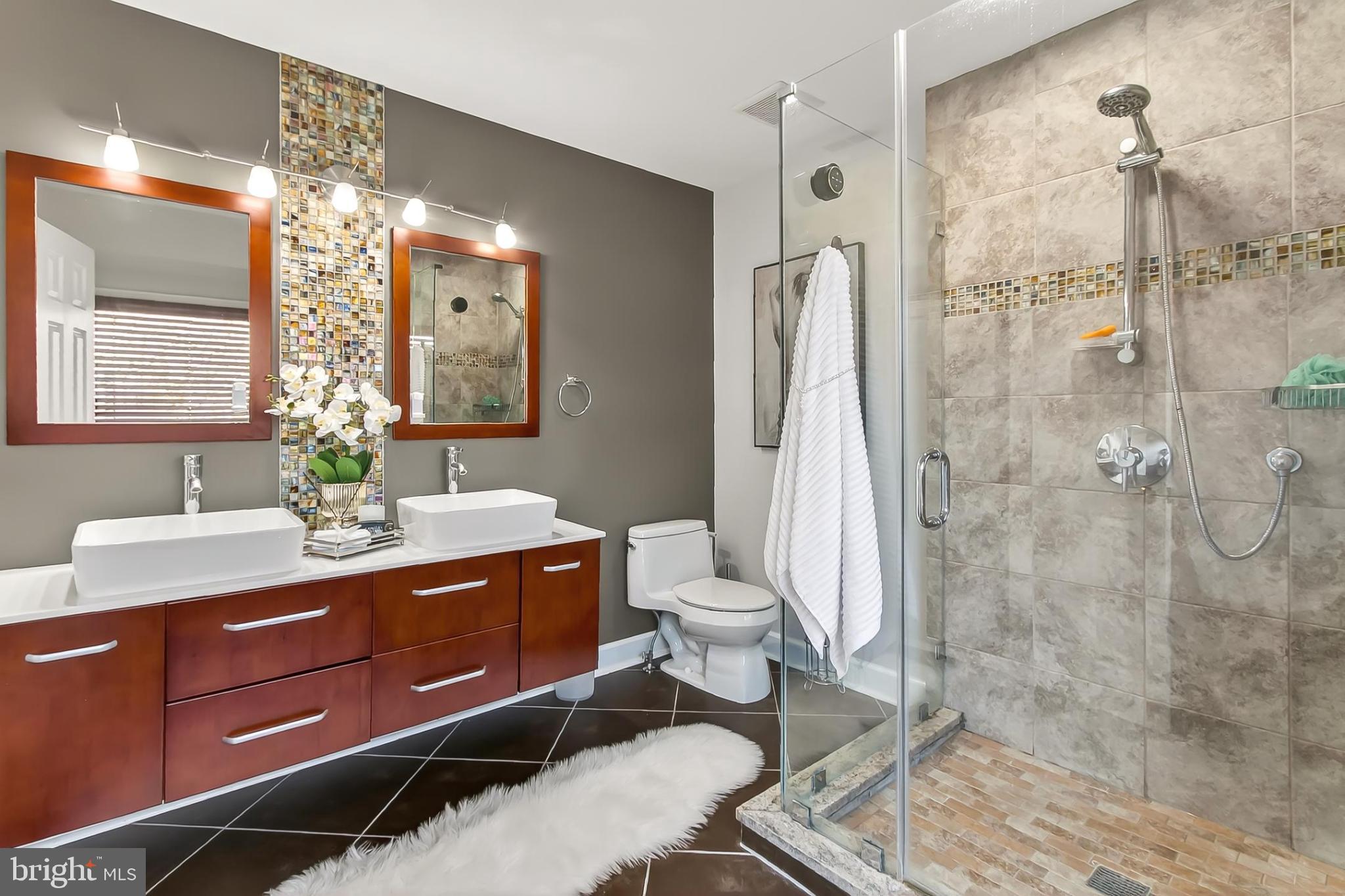 KNOLLS AT MIDDLE RUN - Residential