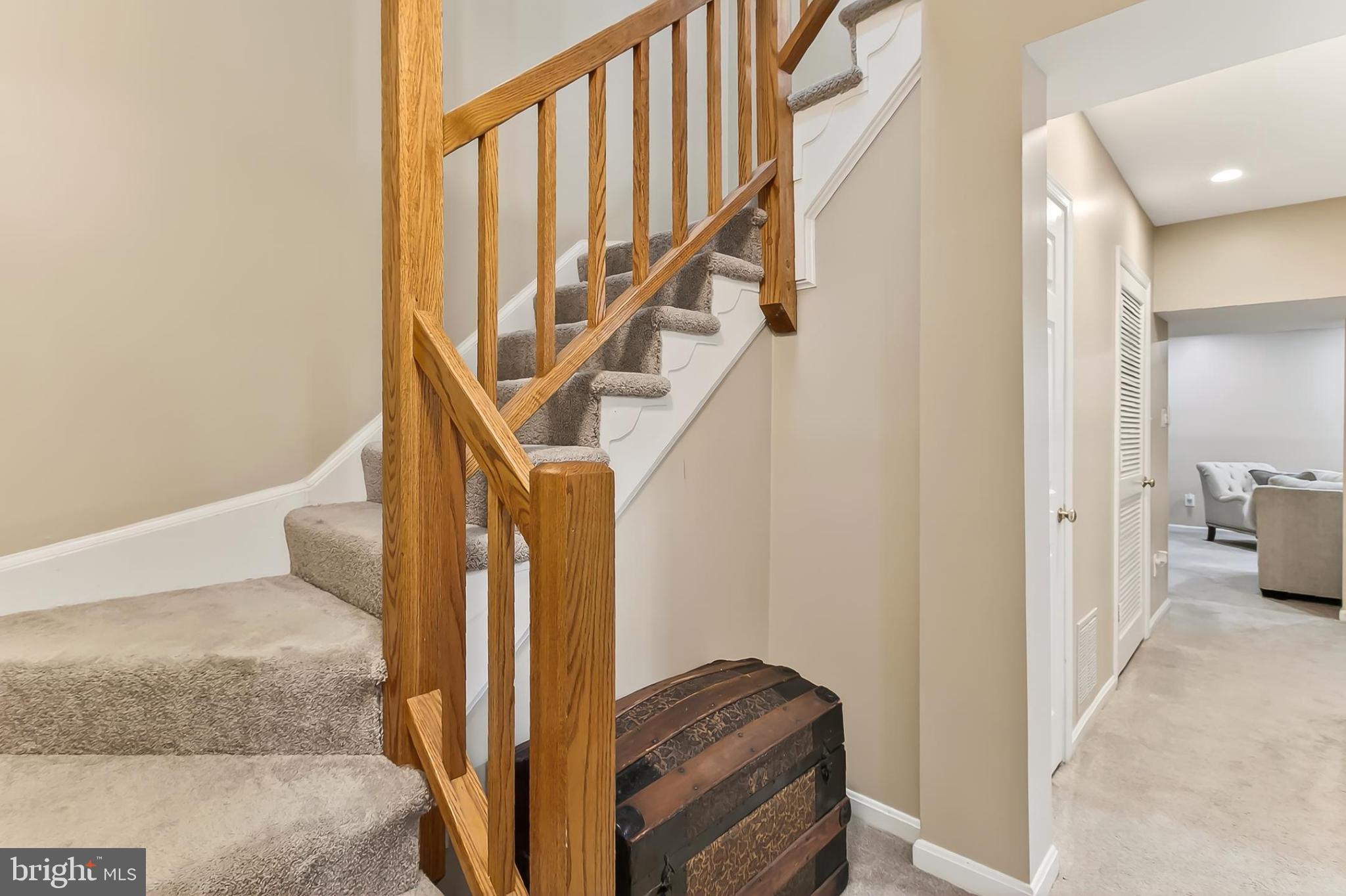 KNOLLS AT MIDDLE RUN - Residential