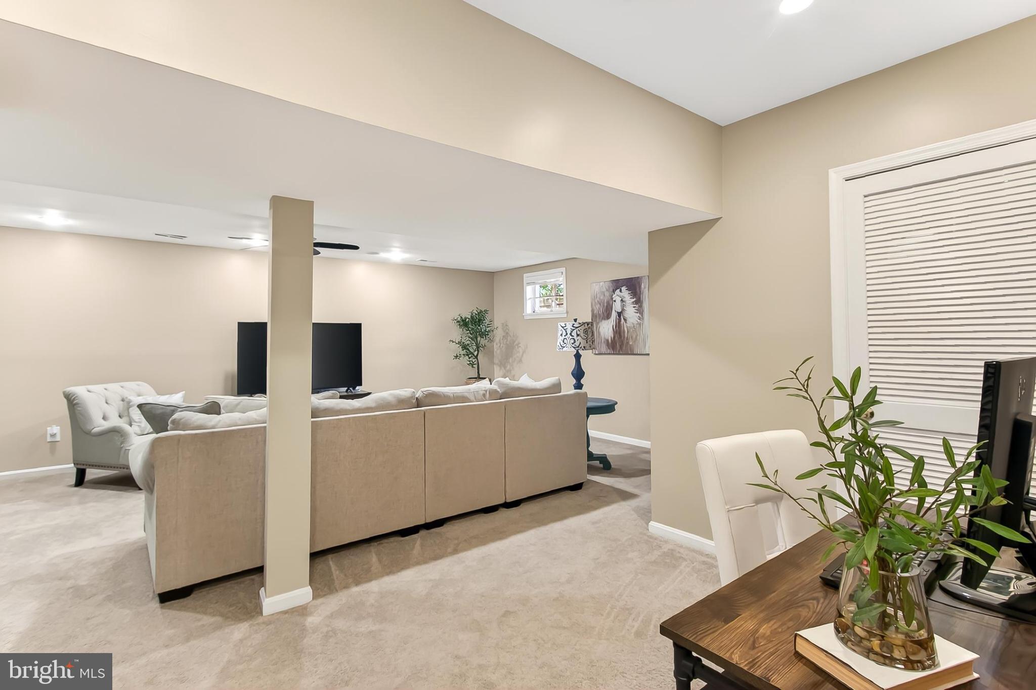 KNOLLS AT MIDDLE RUN - Residential