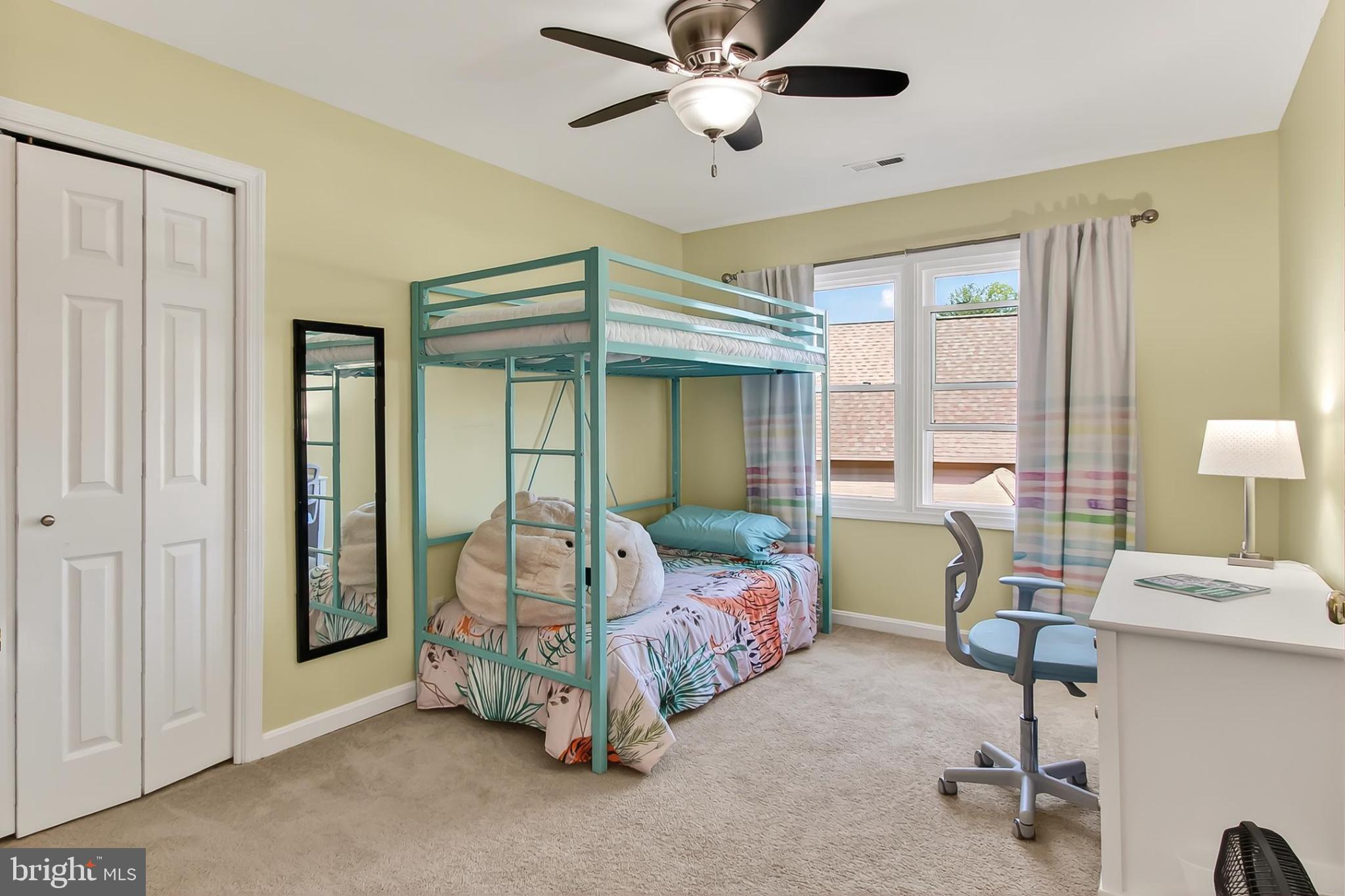 KNOLLS AT MIDDLE RUN - Residential