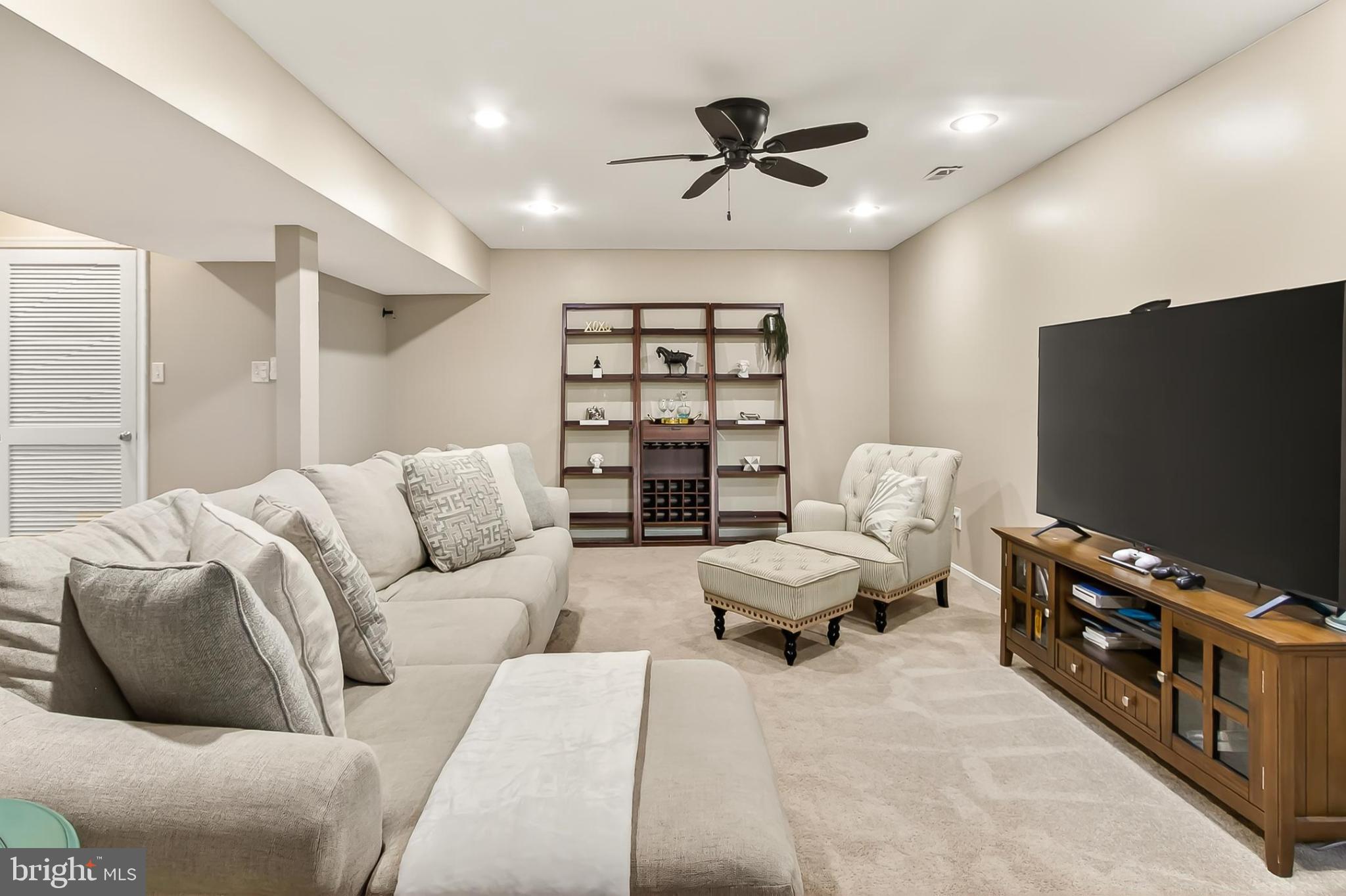 KNOLLS AT MIDDLE RUN - Residential