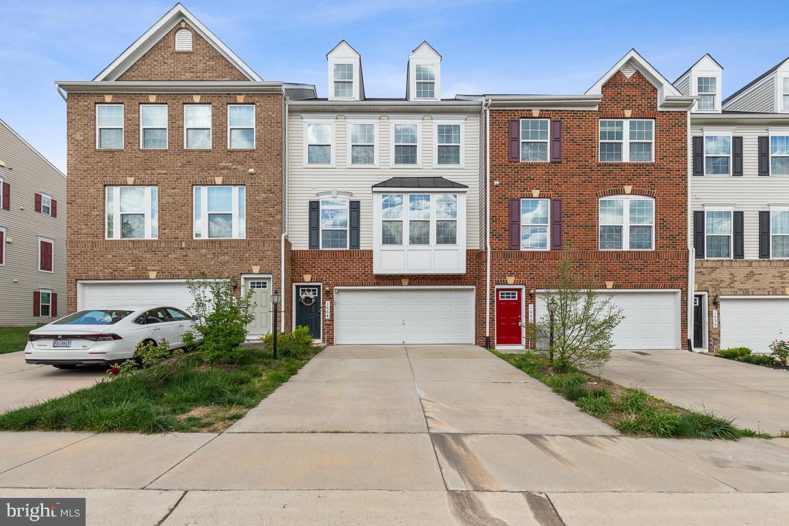 FEATHERSTONE SQUARE - Residential