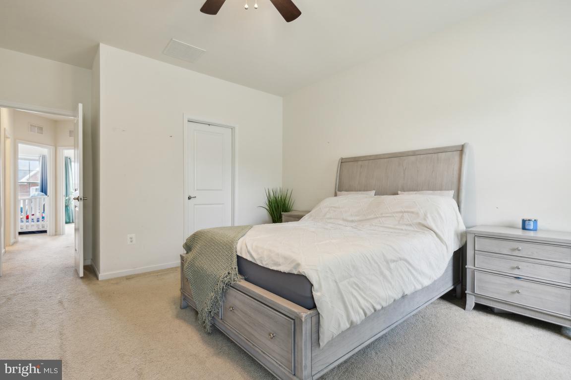 FEATHERSTONE SQUARE - Residential