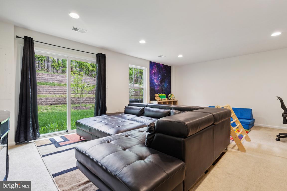 FEATHERSTONE SQUARE - Residential