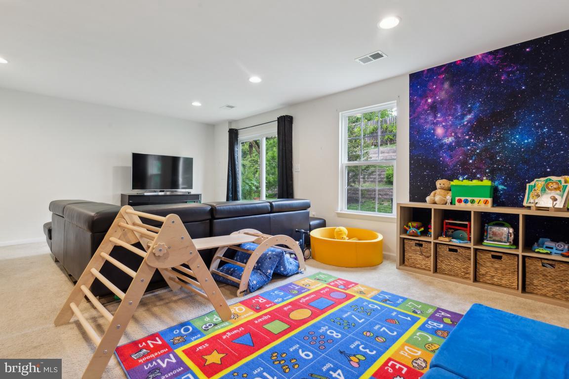 FEATHERSTONE SQUARE - Residential