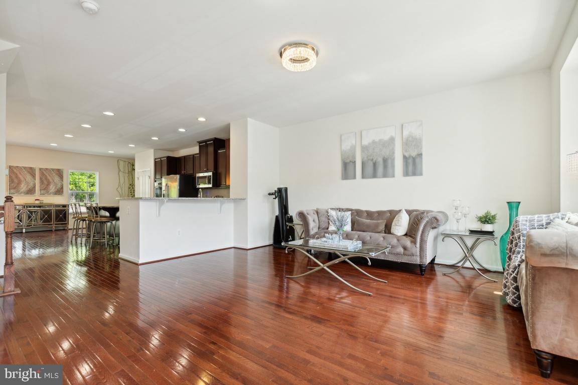 FEATHERSTONE SQUARE - Residential