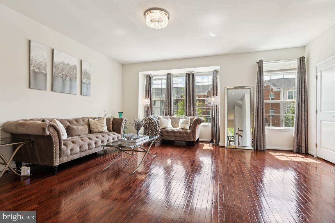 FEATHERSTONE SQUARE - Residential