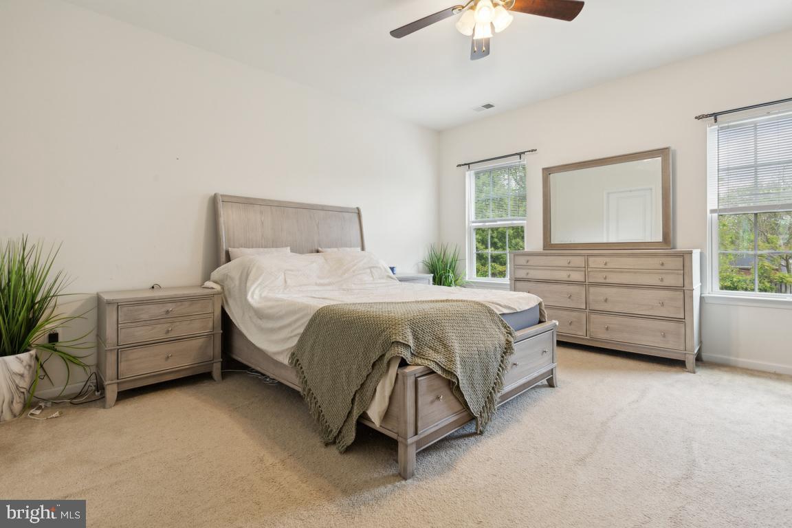 FEATHERSTONE SQUARE - Residential