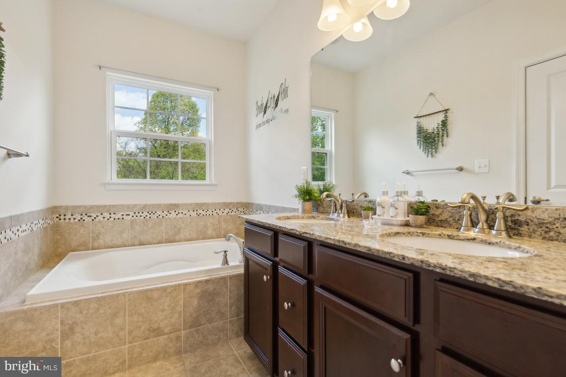 FEATHERSTONE SQUARE - Residential