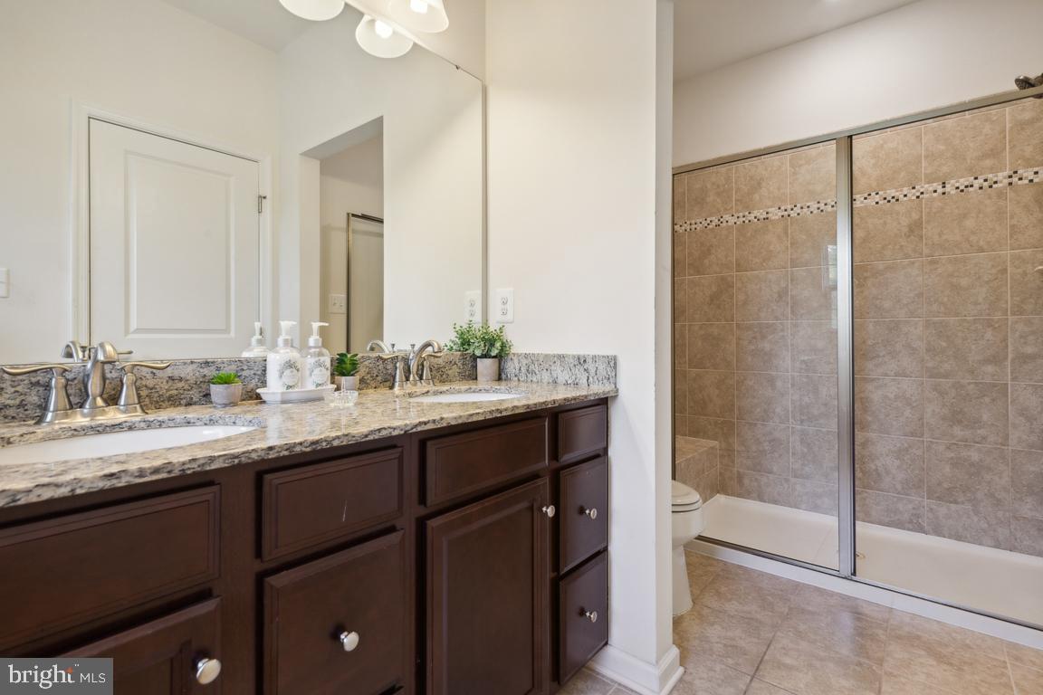 FEATHERSTONE SQUARE - Residential