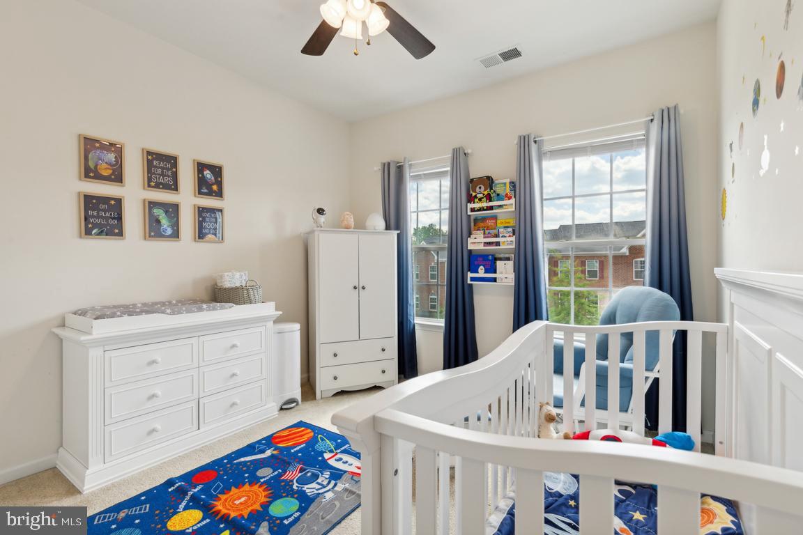 FEATHERSTONE SQUARE - Residential