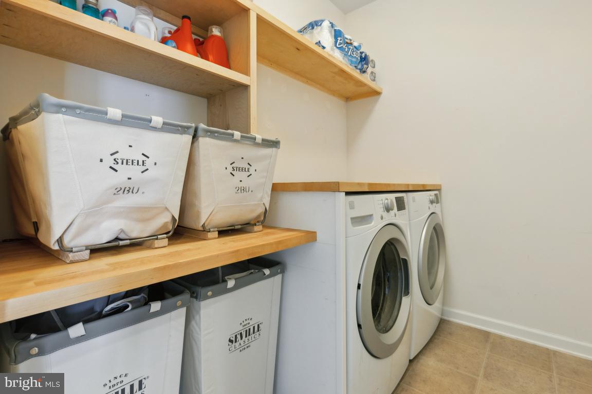 FEATHERSTONE SQUARE - Residential