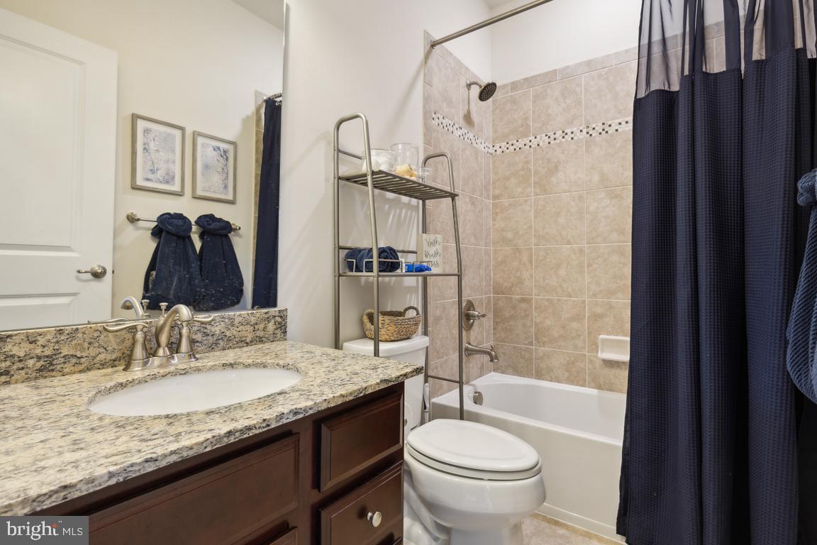 FEATHERSTONE SQUARE - Residential