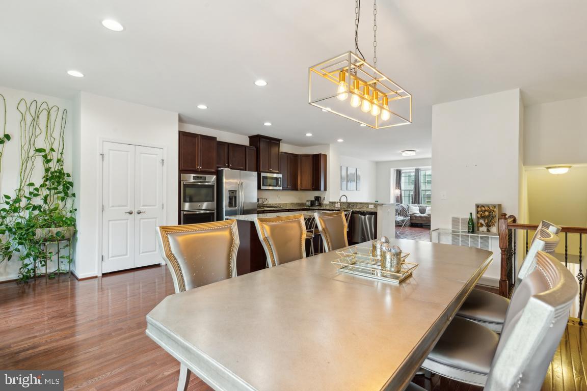 FEATHERSTONE SQUARE - Residential